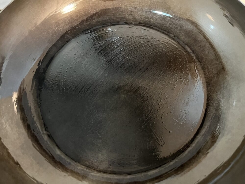 鉄フライパンに油がひかれている。