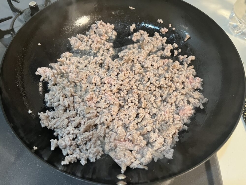 鉄フライパンでひき肉を焼いている様子