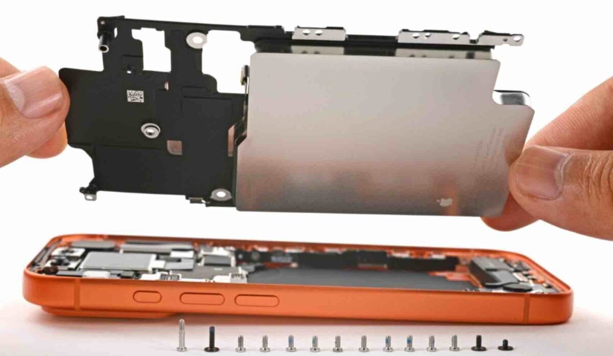 iPhone 17 Pro分解レポート｜ベイパーチャンバーの内部と“スクラッチゲート”の真実