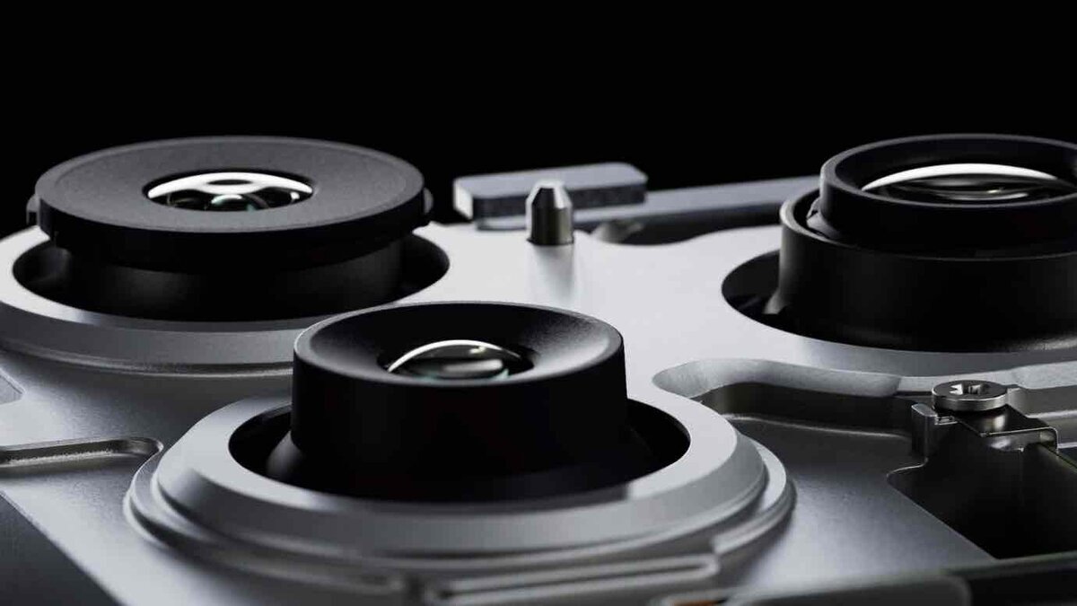 iPhone Proの背面カメラモジュールを横から拡大し、3つのレンズユニットと金属フレームの精密な構造が見えている様子