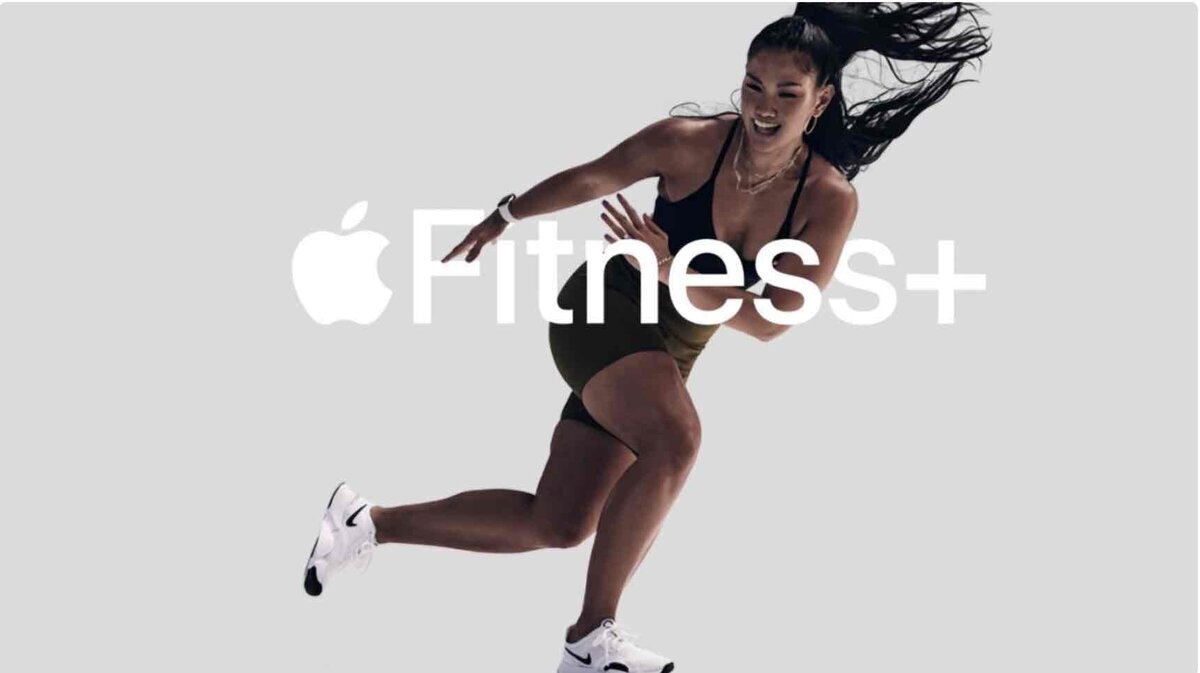 Apple Fitness+のロゴが重なるプロモ写真。Apple Watchを着けた女性アスリートがミッドストライドで走っている