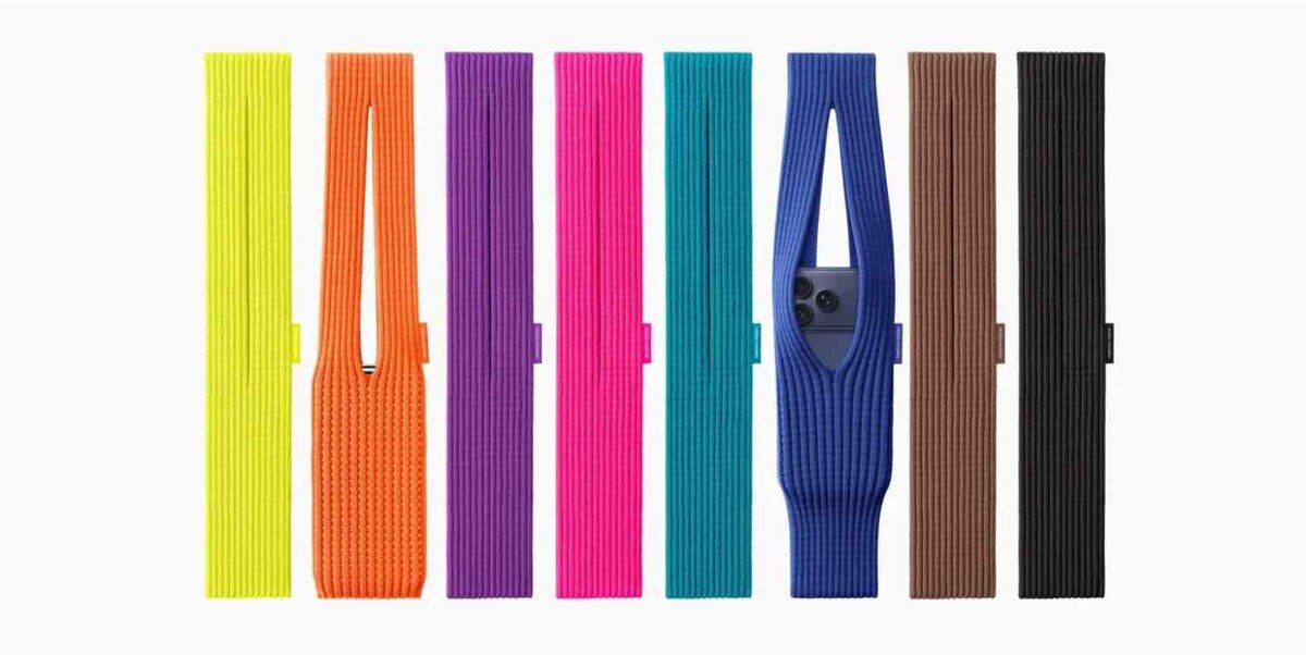 AppleとIssey MiyakeのiPhone Pocket。リブ編みの3Dニットが8色並び、中央のサファイア色はスリット越しにiPhoneのカメラが見える