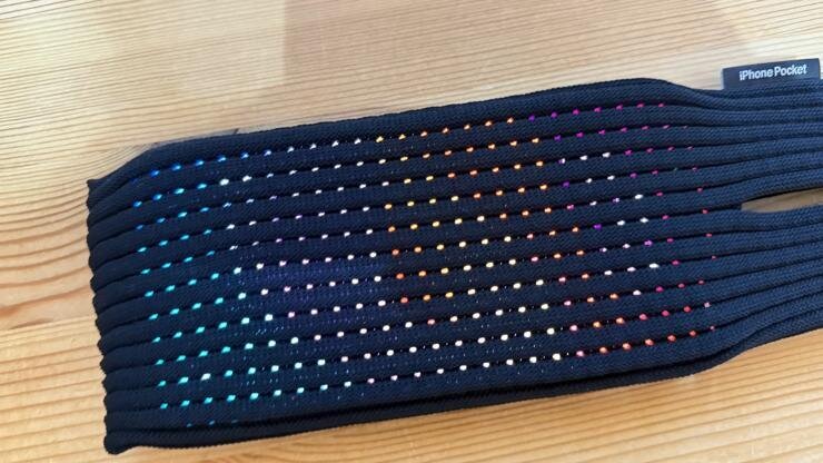 iPhone Pocketの表面に並ぶカラフルなドット柄が光を反射している様子。Appleが大好きなんだよチャンネルによる実物レビューより