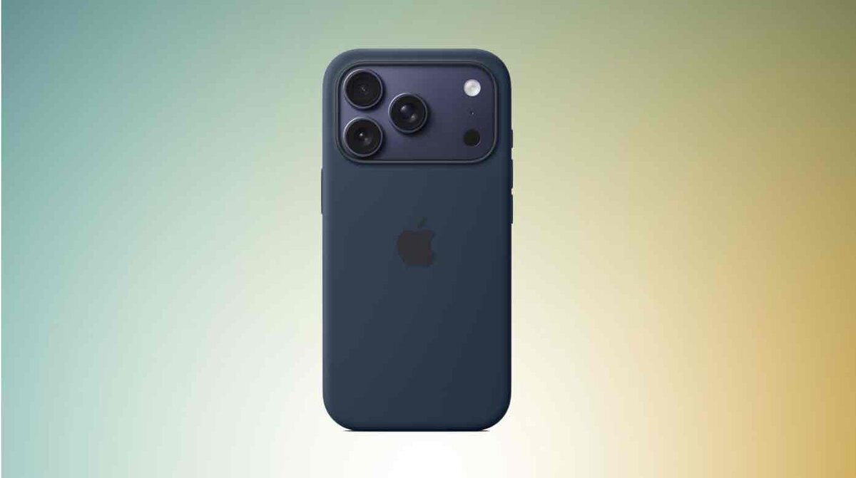 背面に3眼カメラを備えたiPhoneを装着した純正ケースのイメージ画像。ネイビー系のケースで、Appleロゴが中央に配置されている