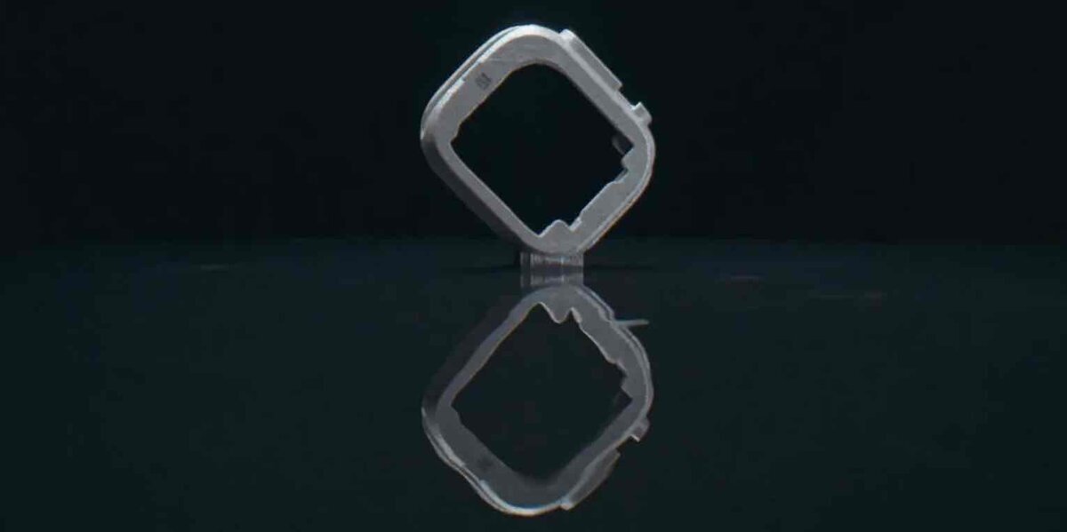 3Dプリントで成形されたApple Watchケースフレームが反射面に置かれている様子