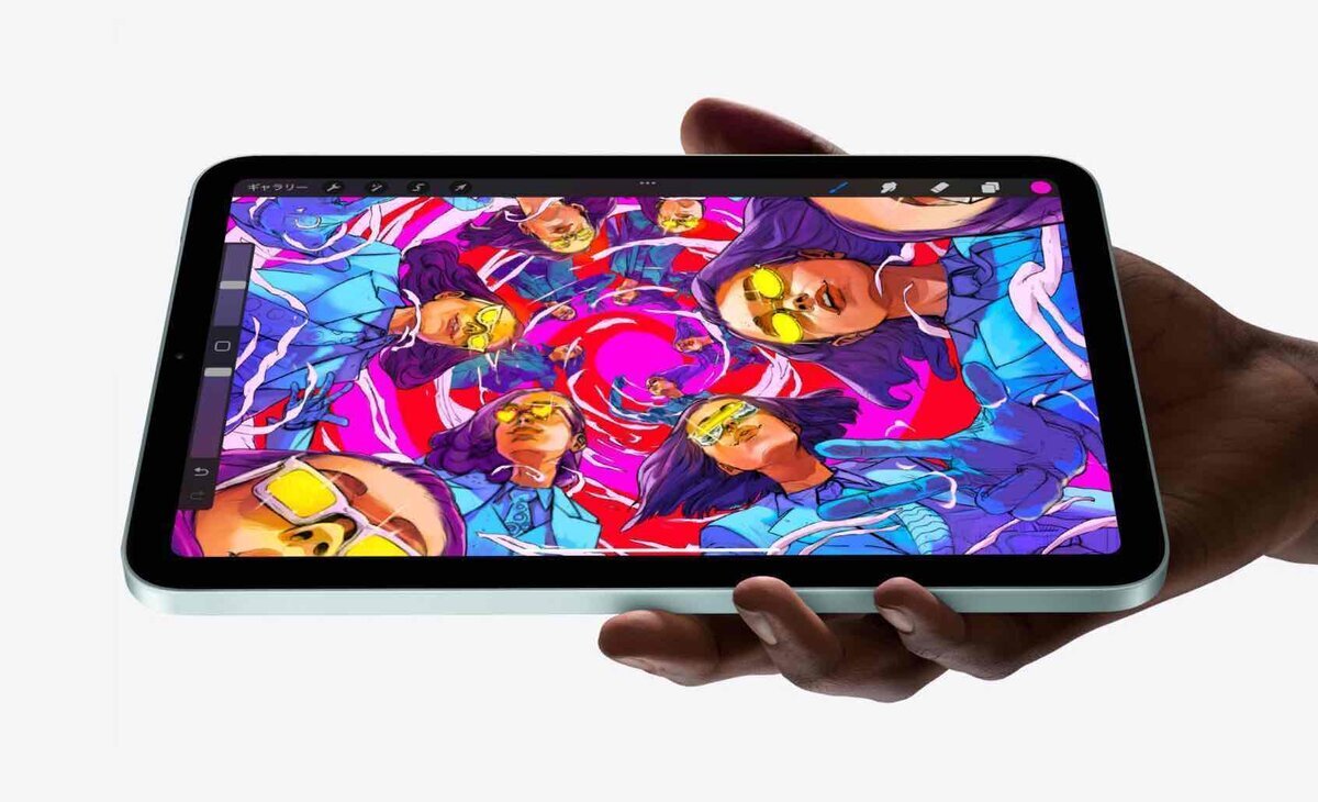 手に持たれたiPad miniの画面に、Procreateで描かれたカラフルで抽象的な人物イラストが表示されている様子。縁の細い薄型デザインが特徴的