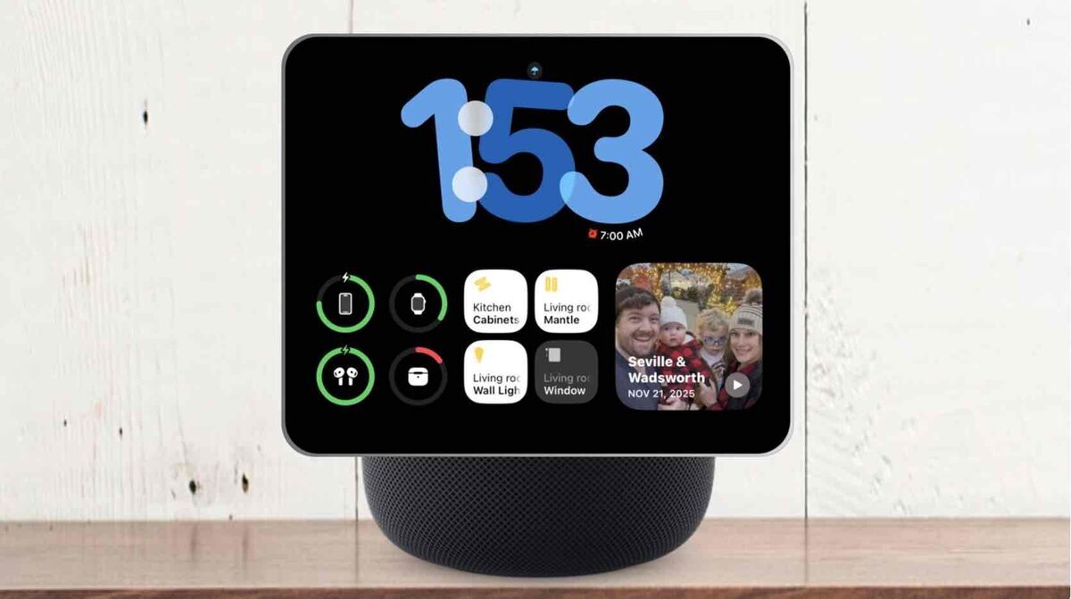 HomePodの上にディスプレイが載ったスマートホーム端末のイメージ画像。大きく時刻が表示され、Homeウィジェットや写真が並ぶ画面構成