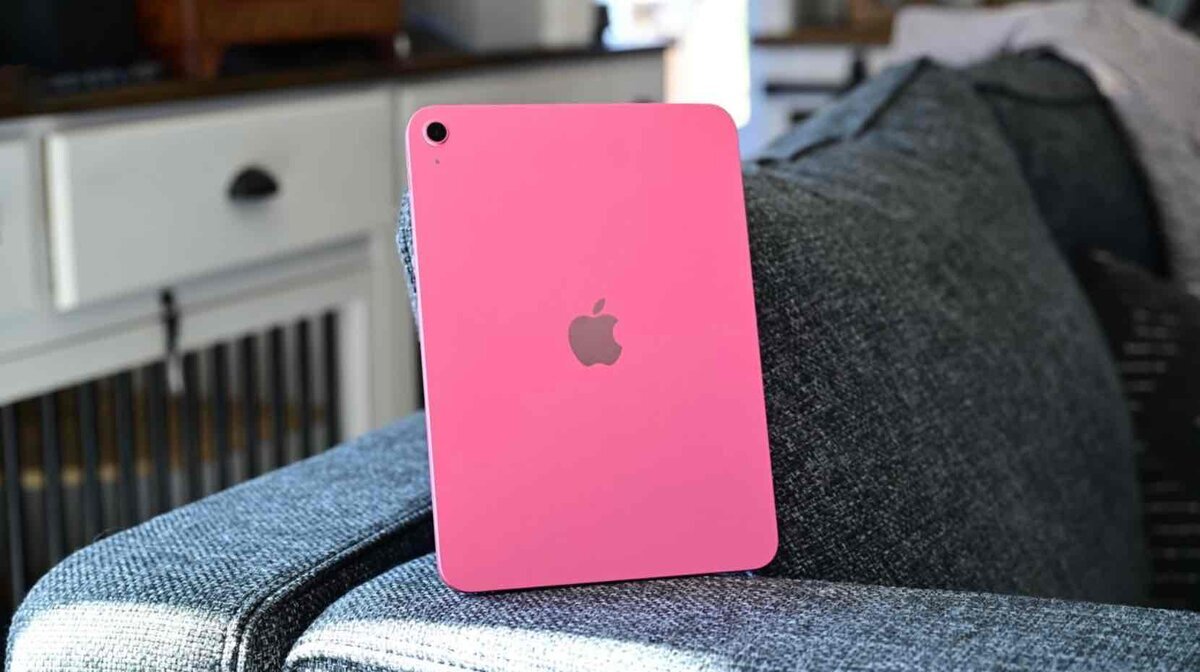 ソファのひじ掛けに立てかけられた、ピンク色のiPadの背面が映っている様子