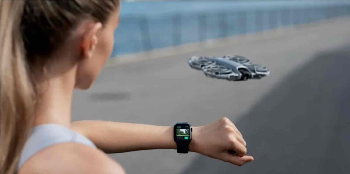 Apple Watchを操作しながら、目前を飛行するDJI Neo 2ドローンを見つめる女性の様子