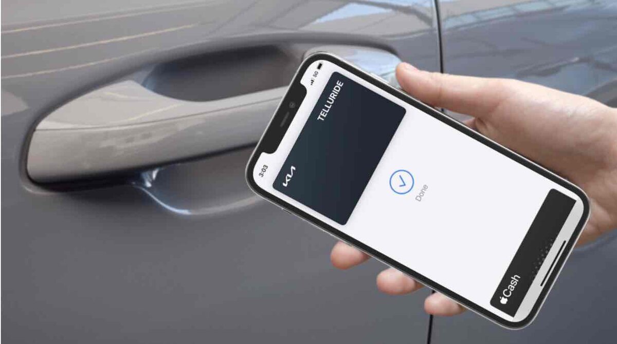 車のドアハンドル付近にiPhoneをかざし、Apple Walletのデジタルキーで解錠しようとしている様子
