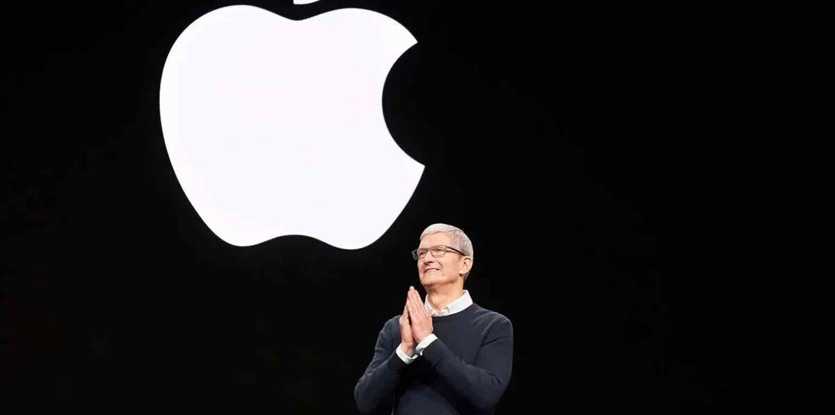 Appleロゴを背に、ステージ上でプレゼンするティム・クック。Appleの新製品戦略を象徴するビジュアル