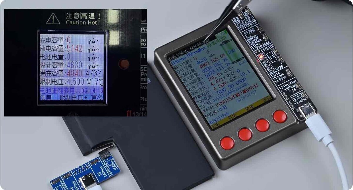 iPhone 16 Pro Maxに装着する新しい大容量バッテリーを、専用テスターで充放電テストして実容量（mAh）を計測している様子