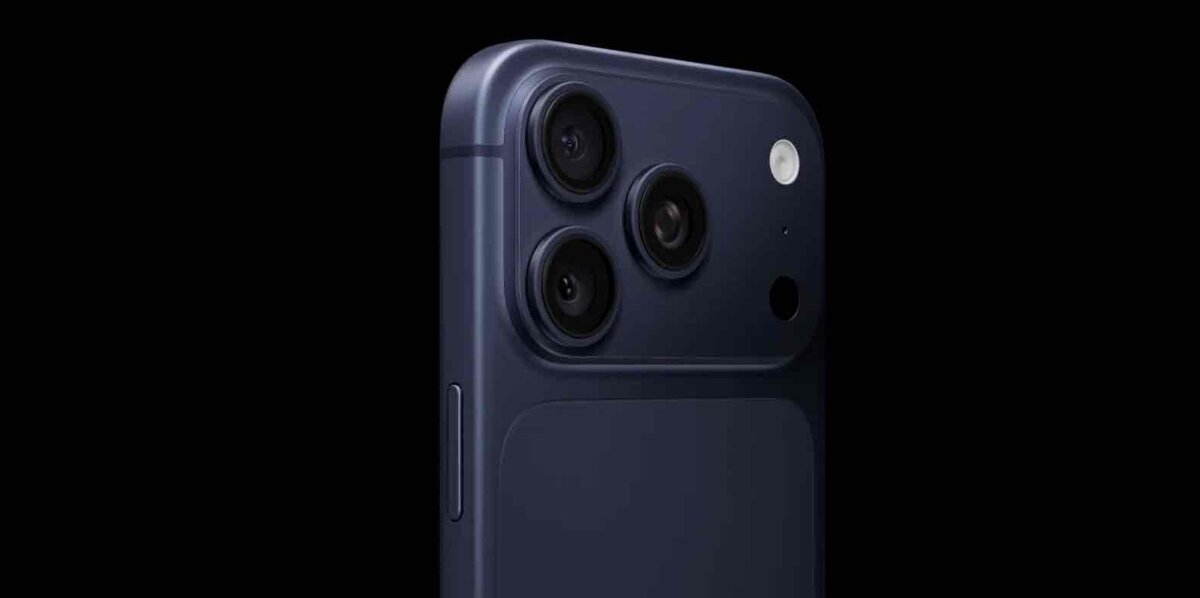 iPhone 18 Proの背面デザインを示すレンダー。トリプルカメラを備えた背面が単色で統一され、現行モデルより一体感のある仕上がりを想像させるイメージ。