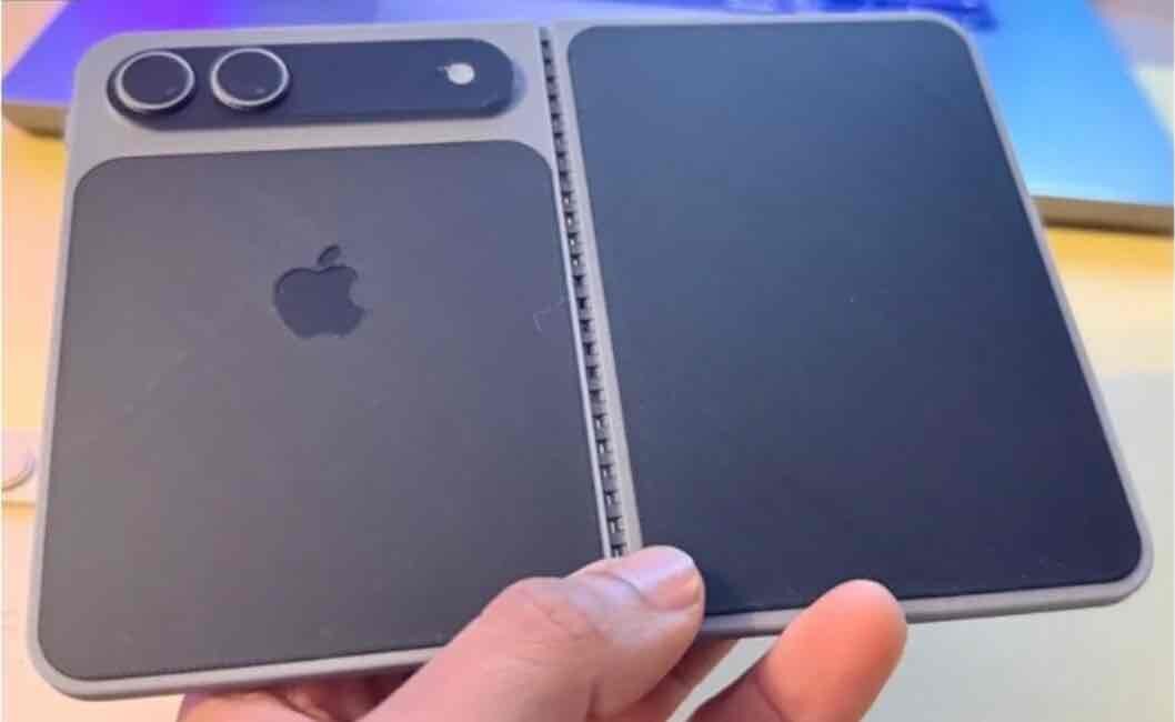 折りたたみiPhoneの1:1模型を開いた状態。左にAppleロゴとデュアルカメラ、中央にヒンジ、右に内側ディスプレイが見える