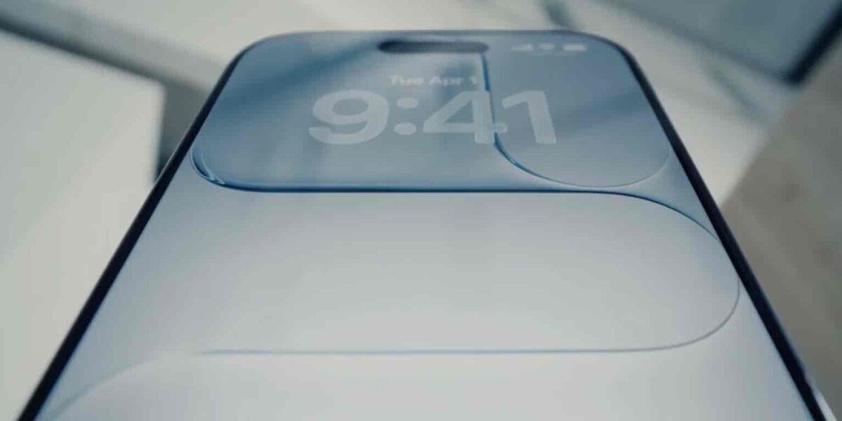 Liquid Glassデザインを採用したiPhoneのロック画面。半透明の時計表示とガラス調UIが重なって見える