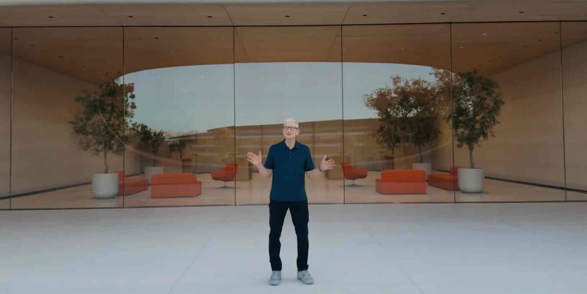 ガラス張りの空間でプレゼンテーションを行うAppleの基調講演シーン