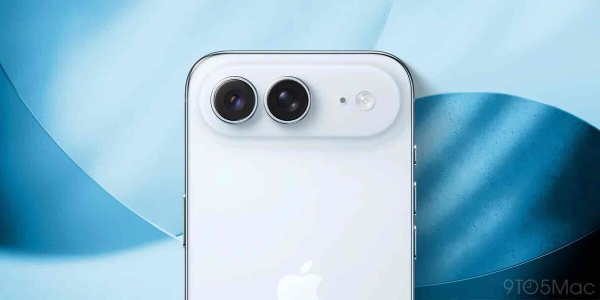 白いiPhone Airの背面を正面から写した画像。横長のカメラバーに2つのレンズとフラッシュが並び、青い背景の右下に「9to5Mac」の透かしが入っている。
