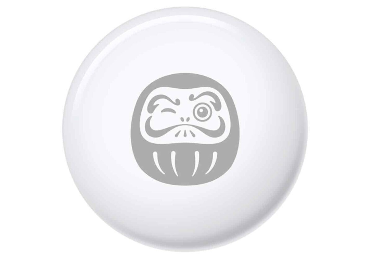 Apple初売り2026で配布される限定AirTag「Daruma（だるま）」デザインの表面。片目を閉じた達磨のイラストが中央に描かれている