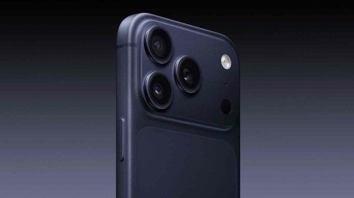 暗いブルーのiPhone 17 Pro(想定)の背面。トリプルカメラとフラッシュが見えるカメラ周りをクローズアップしたレンダリング