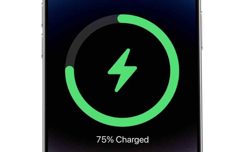 iPhoneの画面にワイヤレス充電の進行状況が表示され、「75% Charged」と出ている画像