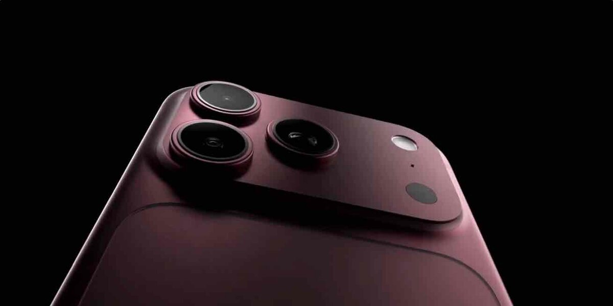 iPhone 18 Proのレンダリング画像。バーガンディカラーの背面に、大型化した3眼カメラユニットとフラッシュ、LiDARセンサーが配置されている