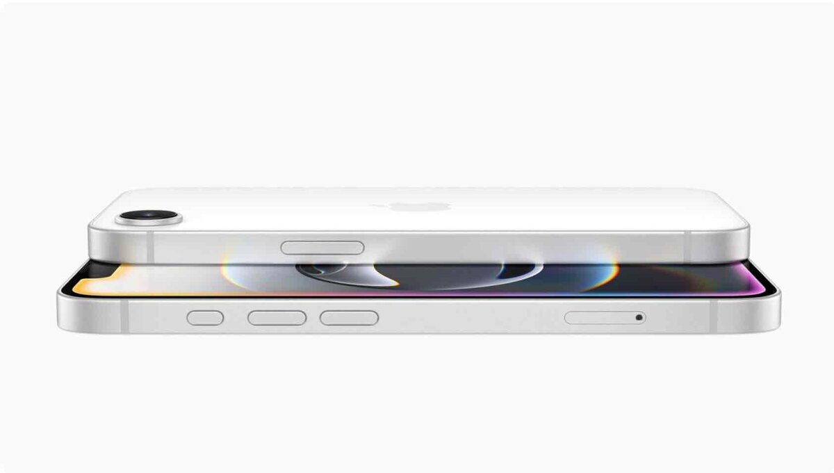 上下に重なって横向きに置かれた2台の白いiPhone。背面のシングルカメラと側面のボタン、ディスプレイが見える製品画像