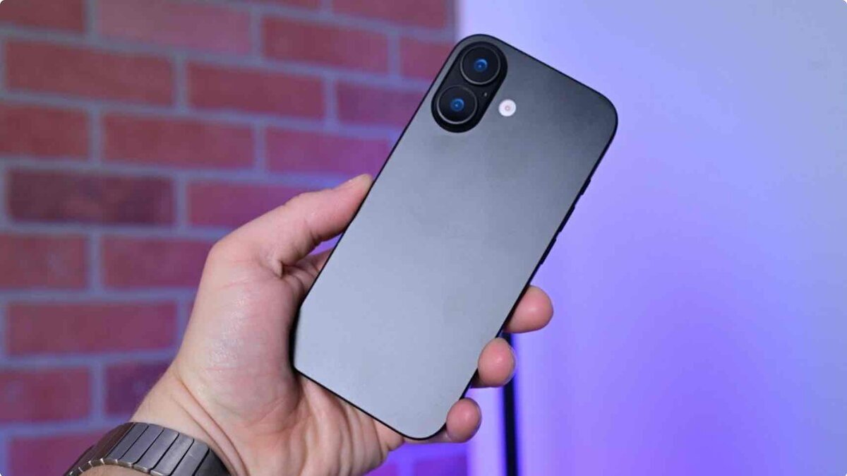 デュアルカメラを縦配置したiPhone 18（標準モデル）とされる試作機の背面デザイン。マット仕上げの背面を手に持った状態で撮影されている