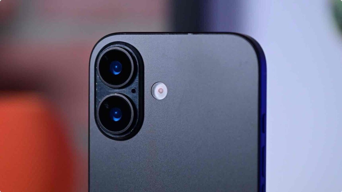 縦に並んだデュアルカメラとフラッシュを備えたiPhone 18標準モデルとされる端末の背面上部。マット仕上げの質感がわかるクローズアップ