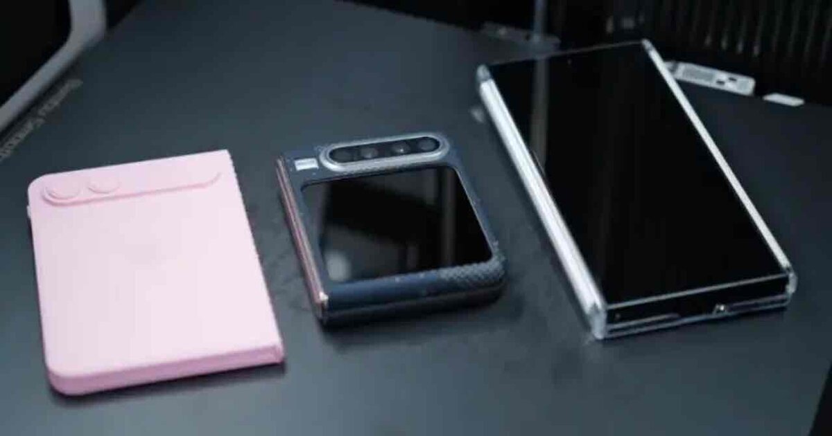 黒いテーブルの上に並べられた3台の折りたたみスマートフォン。左から、ピンク色でシンプルな背面デザインのApple「iPhone Fold」のモックアップ、中央にカメラユニットが目立つ黒いHuawei「Pura X」、右側に大画面のSamsung「Galaxy Z Trifold」が、それぞれ閉じた状態で横一列に配置され、サイズ感や厚みを比較している様子