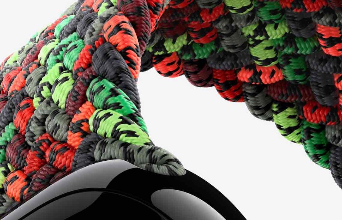 Unity Connectionブレイデッドソロループの編み込み部分を拡大したクローズアップ画像。赤・緑・黒のリサイクルポリエステル糸が精密に編み込まれ、立体的な質感と密度が強調されている