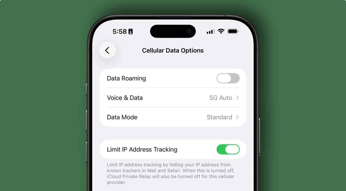 iPhoneの「通信のオプション」設定画面のスクリーンショット。「IPアドレスのトラッキングを制限」のスイッチがオンになっており、その下にはiCloudプライベートリレーに関する説明文が表示されています