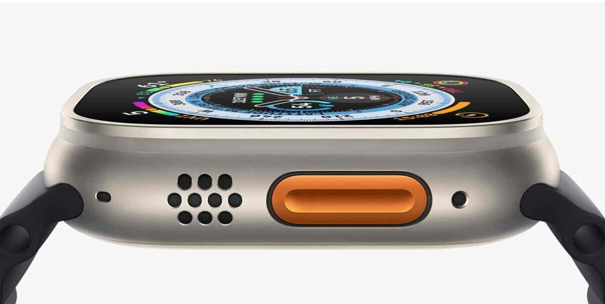 オレンジ色のアクションボタンが見えるApple Watch Ultraの側面。スピーカー穴とケースの厚みが分かるクローズアップ