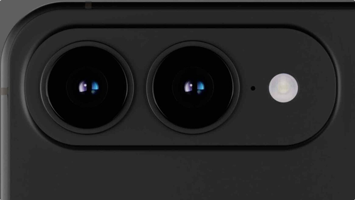 iPhone Foldのものとされる背面カメラユニットのアップ画像。黒いマットな質感のカメラプレートに、2つのレンズが水平（横）方向に並び、その横にフラッシュとマイク穴が配置されている