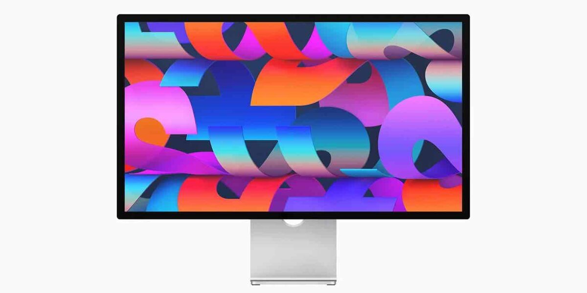 アルミニウム製のスタンドを備えたApple Studio Display。画面にはカラフルで抽象的なリボンのような壁紙が表示されている