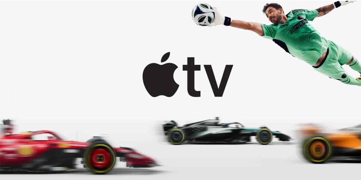 中央にApple TVのロゴ、上部にボールをキャッチしようとするサッカーのゴールキーパー、下部には疾走するF1マシンが配置されたイメージ画像。iOS 26.4で噂されているTVアプリ内の「Sports Tier（スポーツ層）」やスポーツコンテンツの拡充を象徴している