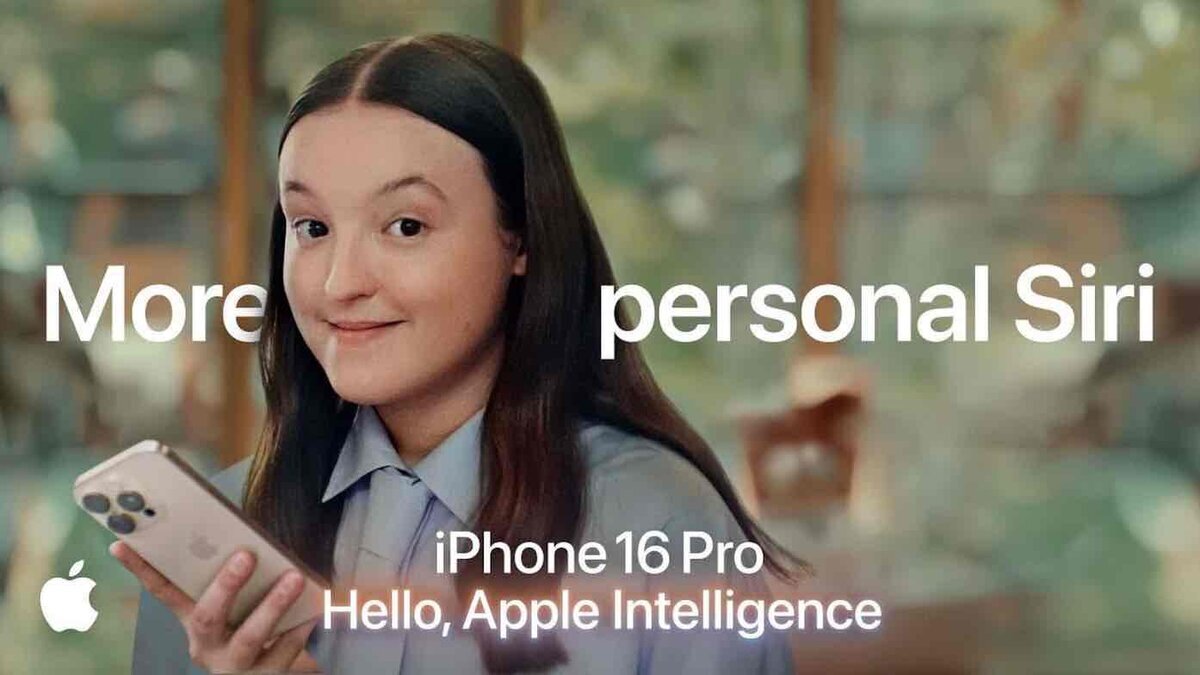 iPhone 16 Proを手に持ち、少し驚いたような表情で微笑む女性の姿。背景には「More personal Siri」という大きな白文字と、下部に「iPhone 16 Pro | Hello, Apple Intelligence」のロゴが表示されている。Apple IntelligenceによるSiriの進化を伝える広告ビジュアル