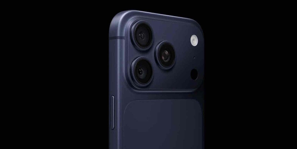 ダークブルー系カラーのiPhone 18 Proコンセプト。背面左上に3眼カメラを三角配置で備え、ガラス背面とフレームの境界がなだらかに処理されたデザインが確認できる