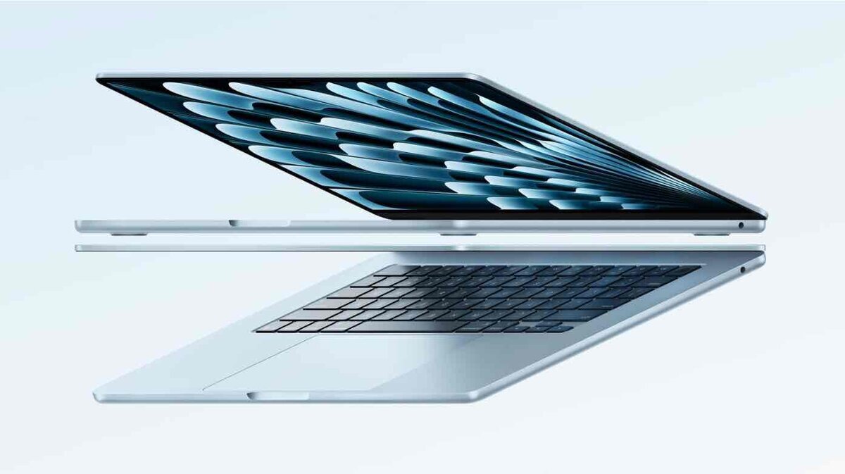 横から見たシルバーのMacBook Airがわずかに開いた状態で浮かんでおり、薄さとフラットなデザイン、ブラックキーボードとブルー系の抽象的な壁紙が表示されたディスプレイが強調されたイメージ