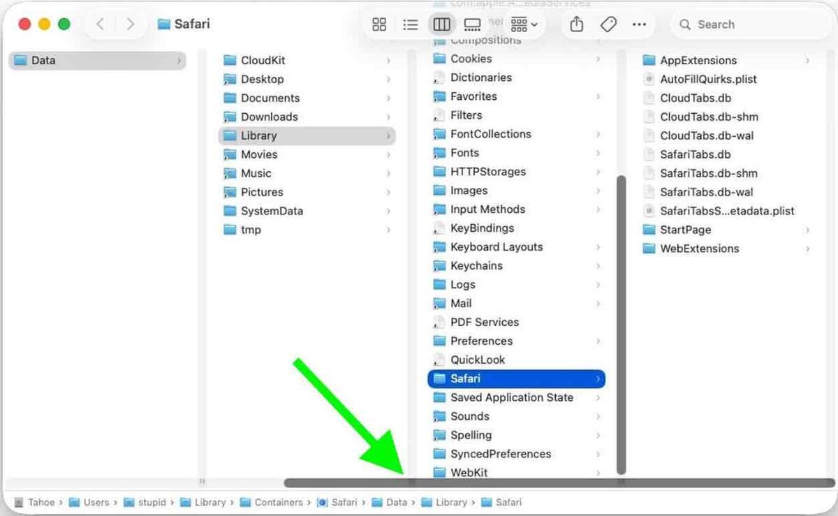 macOSのFinderで「Users ＞ ユーザー名 ＞ Library ＞ Containers ＞ com.apple.Safari ＞ Data ＞ Library ＞ Safari」フォルダを表示している画面。下部のパスバーに現在のディレクトリ階層が表示され、Safariフォルダが選択されている