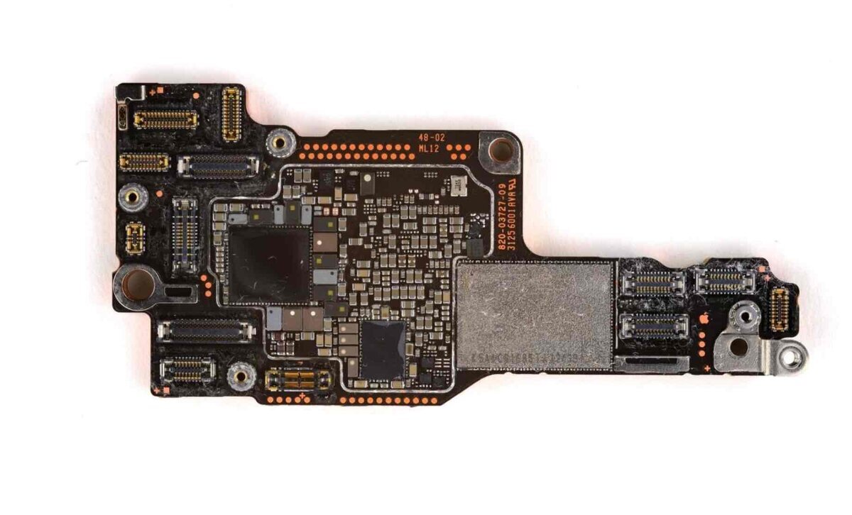 白背景に置かれた、L字型のスマートフォン用ロジックボード(基板)。多数の微細な電子部品、コネクタ、シリアル番号が印刷されている様子