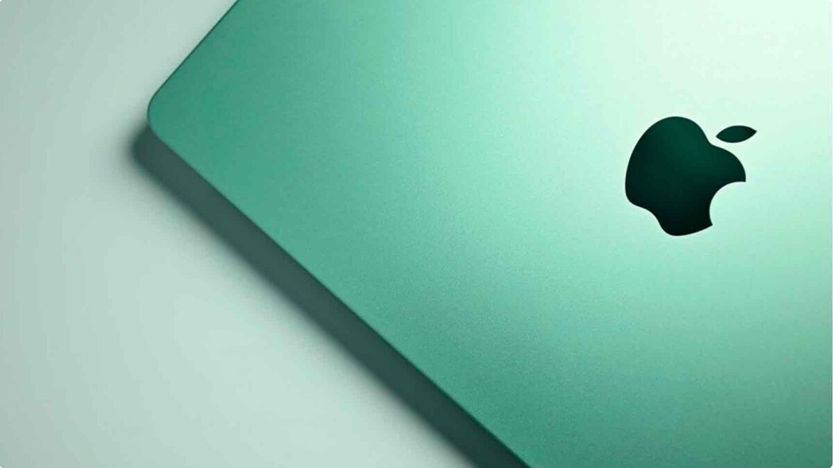 マットな質感が際立つ、爽やかなミントグリーンカラーのMacBook。右上に配置されたブラックのAppleロゴがアクセントになっているデザイン