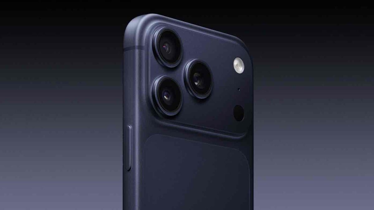 ダークブルーのiphoneの背面にある、3つのレンズを備えたカメラユニットのクローズアップ
