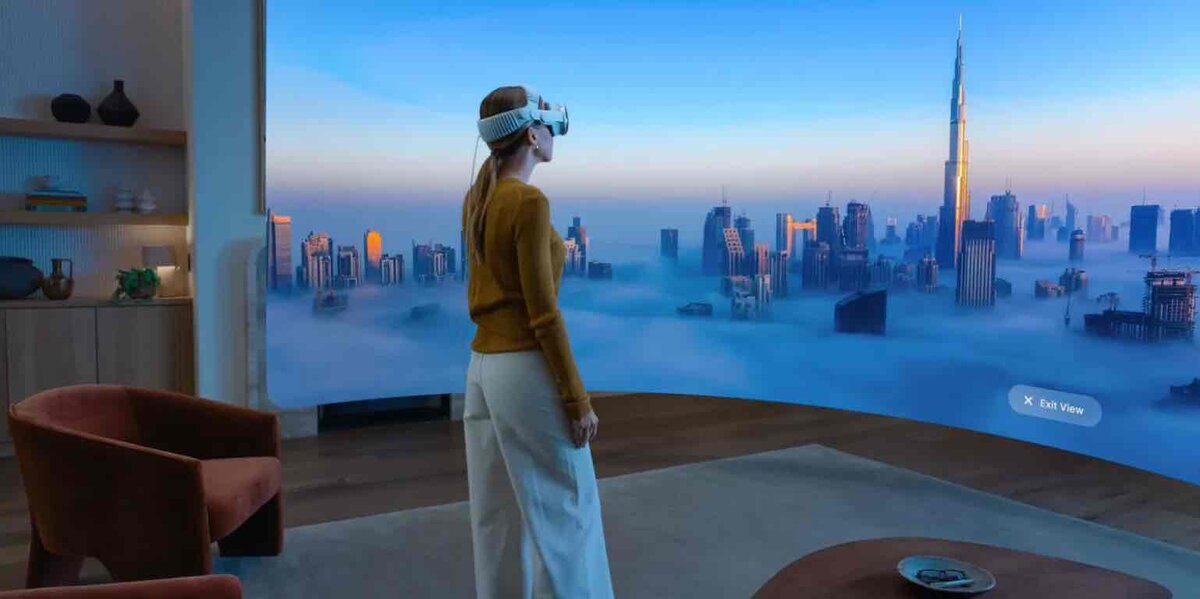Apple Vision Proの「環境(Environments)」機能で、部屋にいながらドバイの絶景を楽しむ女性の様子