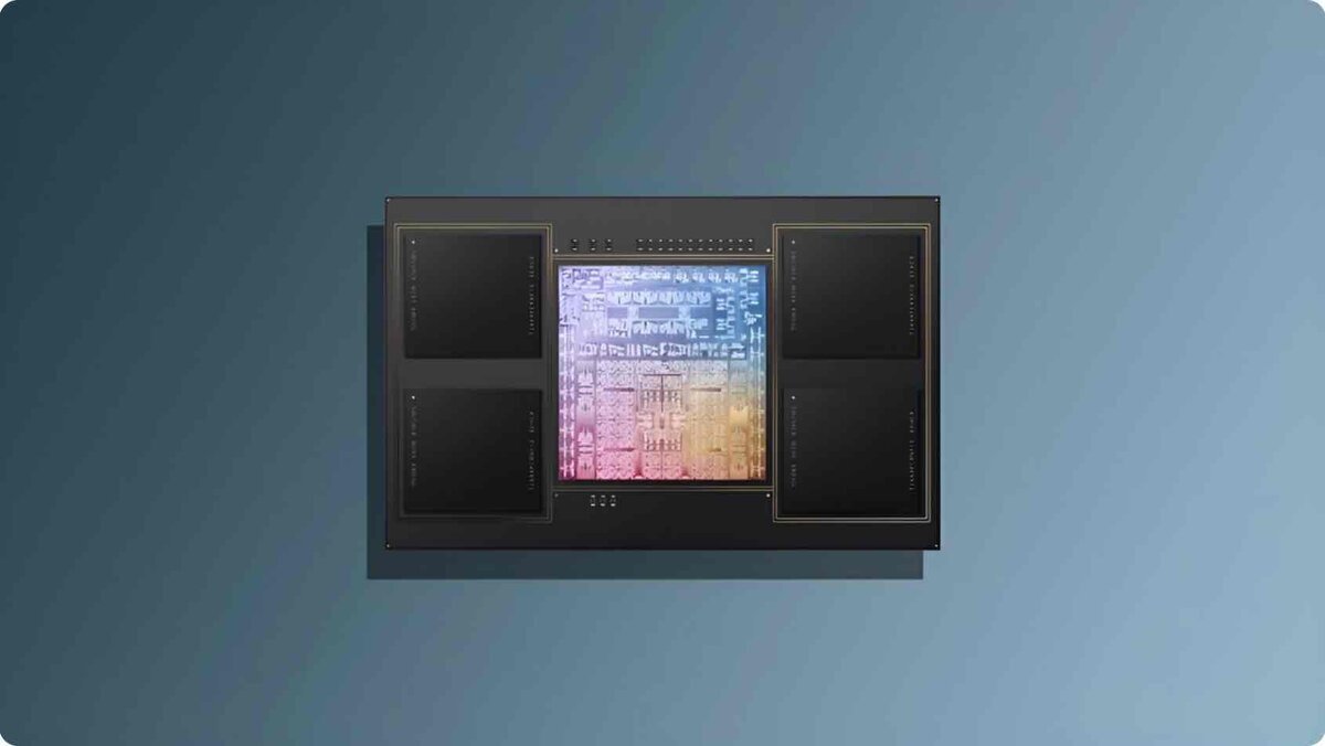 Apple独自開発のMシリーズチップの内部構造。中央のSoC(System on a Chip)と左右に配置されたユニファイドメモリ(DRAM)が統合されたパッケージのクローズアップ画像