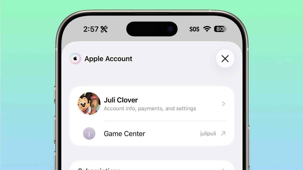 iPhoneのApple Account画面。アカウント名「Juli Clover」とプロフィール画像、Game Centerの情報が表示されている