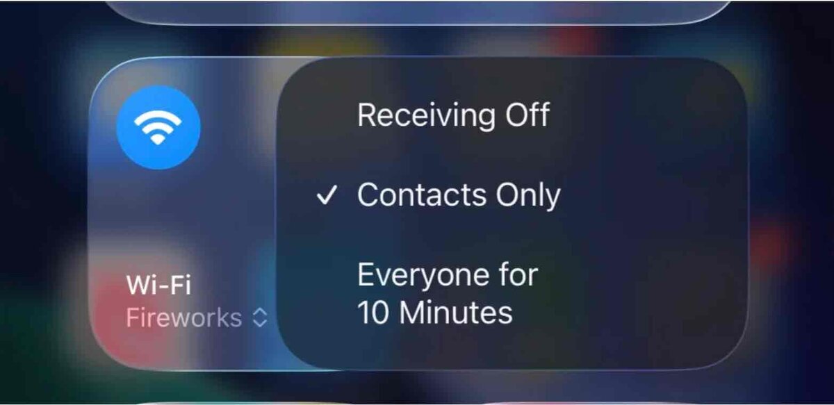 iPhoneのコントロールセンターでAirDropの受信設定を表示した画面。Receiving Off、Contacts Only、Everyone for 10 Minutesの選択肢が表示されている