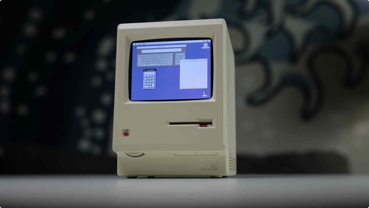 デスクトップ上に計算機(Calculator)やパズル(Puzzle)のアクセサリが表示された、稼働中の初代Macintosh