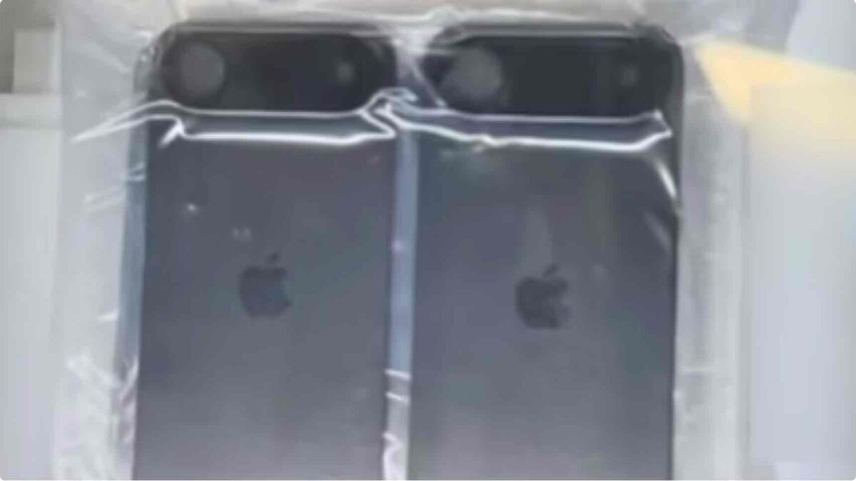 iPhoneAirとみられる端末2台の背面。上部に横長のカメラバーがあり、保護フィルム越しに並べて撮影されたリーク写真