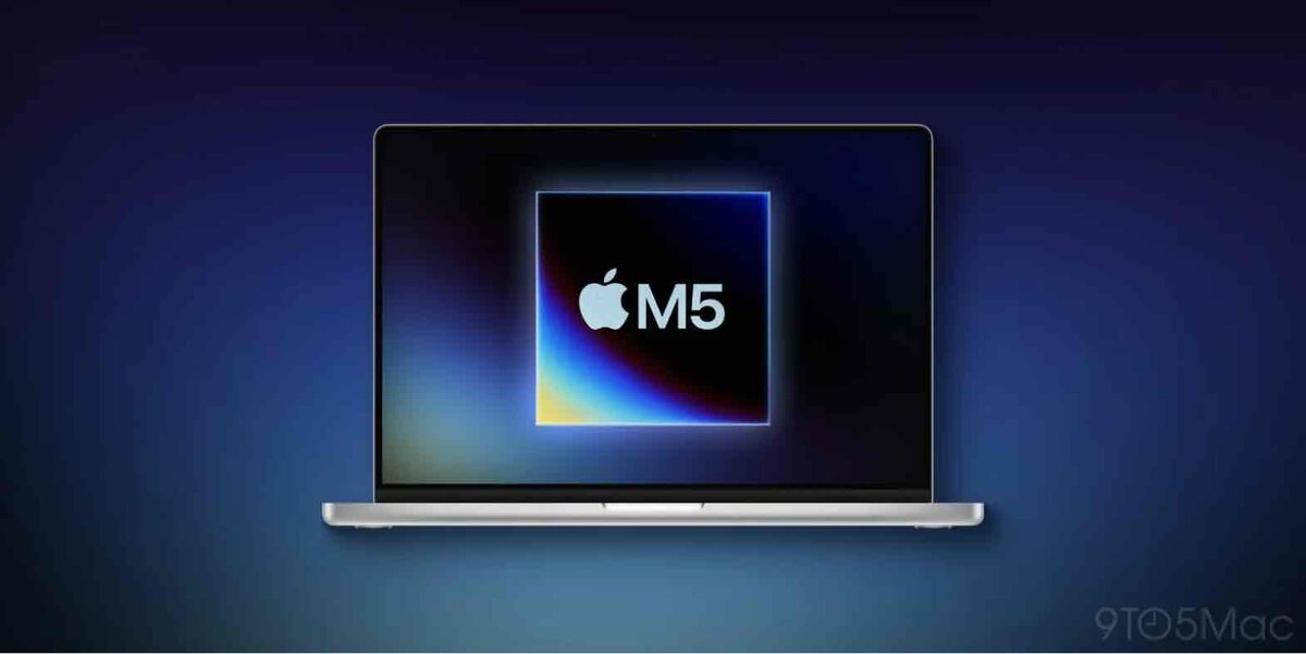ノート型Macのディスプレイ中央に「Apple M5」と表示されたチップイメージを映したビジュアル。暗いブルー背景に浮かぶ発光する四角いチップグラフィックが強調されている
