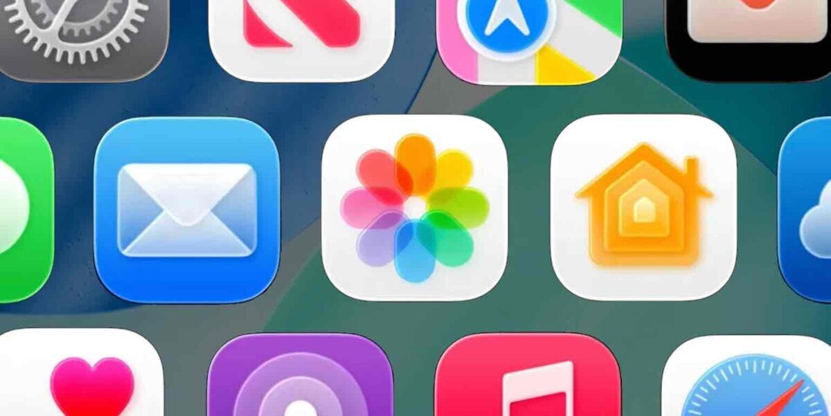 iOSのホーム画面上に並ぶ、メール、写真、ホームの各アプリのアイコン